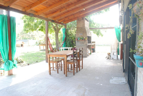 Casa En Venta En Roldan Centro Gran Jardin.