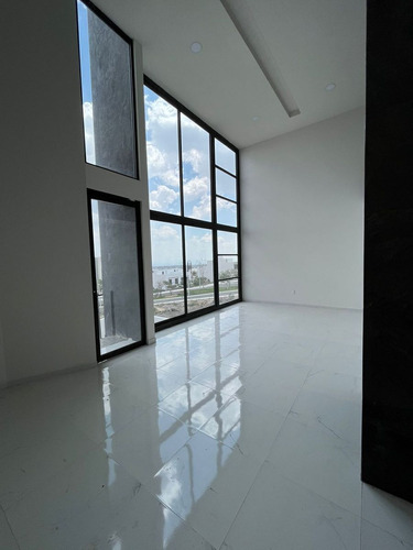 En Venta | Espectacular Casa En Privada Con Casa Club, Nuevo Refugio, Querétaro