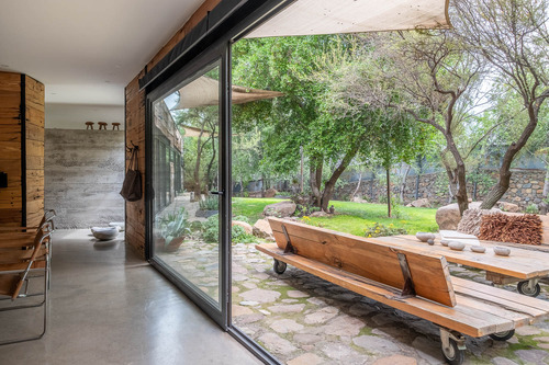 Casa Con Un Diseño Único Y Amplios Espacios