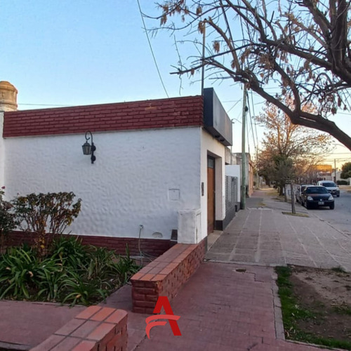 Imagen 3 de 8 de Casa 3 Dorm.- 228mts- Totales- Barrio Lomita De Oro