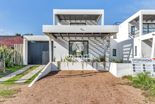 Casa En Venta A 50 Metros De La Playa. Piriápolis - Punta Colorada. Piscina 3 Dormitorios, 3 Baños