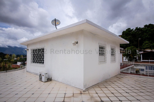 Bella Casa, Con Amplios Espacios Y Jardines Ubicada En Calle Cerrada. 25-17564.