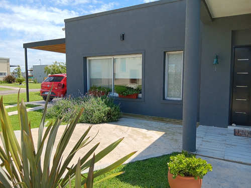 Hermosa Casa Nueva Con Gran Parque Y Piscina