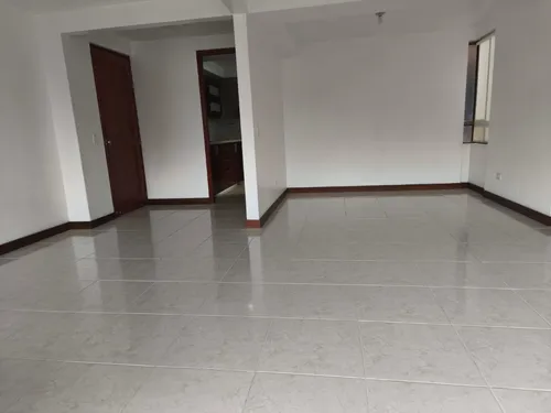 Vendo Apartamento Con Excelente Ubicación En La Parte Baja De La Loma De Los Bernal.