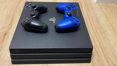 Play Station 4 Pro 1 Tb + 2 Mandos