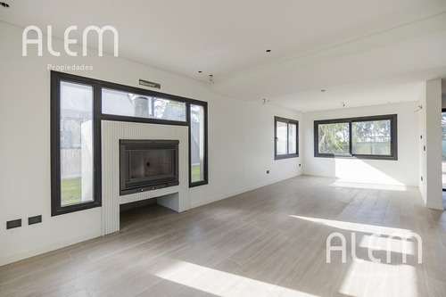 Casa De 4 Dormitorios En Venta - St. Thomas Este, Canning