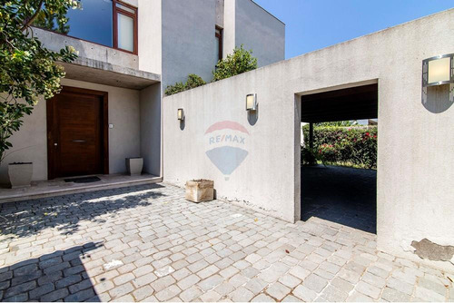 Linda Casa En Lo Barnechea: Espacios Y Comodidad