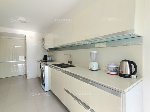 Imagen 13 de 19 de Venta Departamento Primera Línea Dos Dormitorios Y Dependencia De Servicio En Playa Mansa Punta Del Este - Punta Del Este Mansa