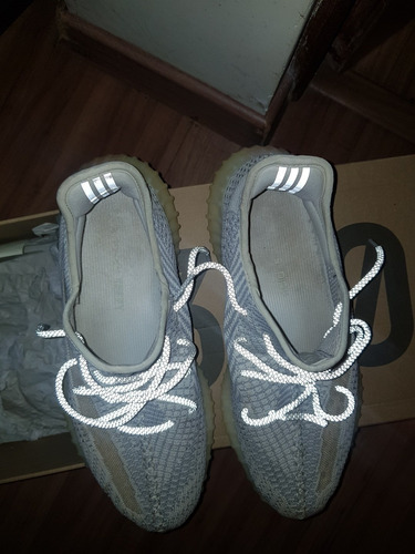 Dois Yeezy 350 Lundmark E Zyon
