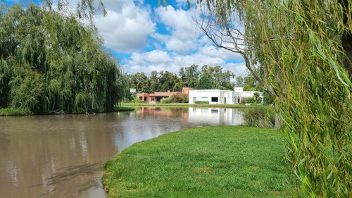 Lote En El Club De Campo Casuarinas Del Pilar, A Metros De Pilar Del Este