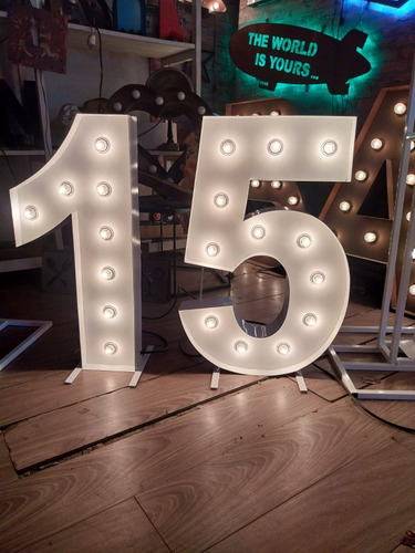 Alquiler De Shimmer Wall Con Numero Y Cartel Neon