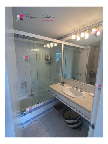 Imagen 18 de 23 de Venta De Apartamento De 3 Dormitorios Frente Al Mar En Edificio Tiburon En Punta Del Este