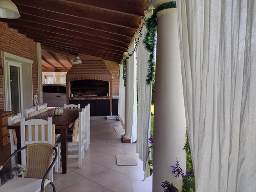 Casa A La Venta En Barrio Los Jazmines, Pilar Del Este, Pilar