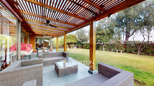 Casa Familiar De 5 Dormitorios Con Amplio Terreno De 746 M2