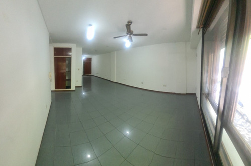 Salguero Al 500 Y Av. Corrientes, Almagro. Primer Piso Por Escalera. Al Frente. 2 Ambientes. Superficie Total Y Cubierta 64 M2. Impecable Estado. Apto Crédito. Apto Profesional