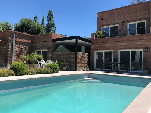 Imagen 1 de 30 de Venta Casa 5 Amb En Club De Campo Los Pinguinos, Ituzaingo
