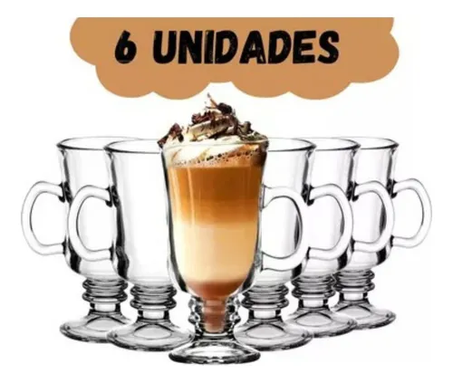 Conjunto de 6 canecas de vidro transparente com uma xícara em destaque contendo café latte com chantilly