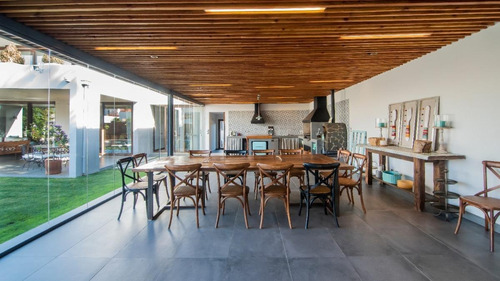 Espectacular Casa Con Quincho Y Jardín En Zona Los Nogales