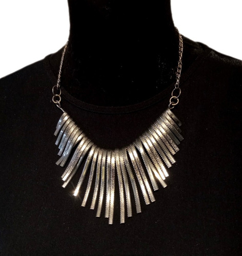 Collar De Metal Color Plata Con Movimiento. 