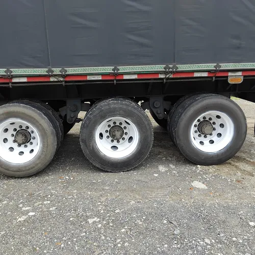 Trailer 3 Ejes, 10 Rines De Disco, Carpa Nueva, Piso Nuevo