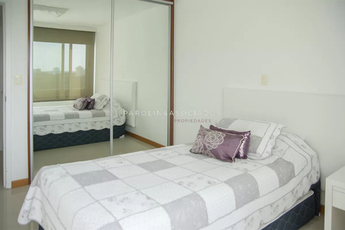 Apartamento En Venta De 3 Dormitorios En Tiburon, Playa Brava Punta Del Este.