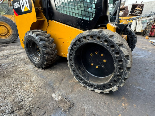 Minicargador Caterpillar 256c