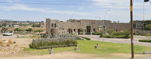 Hermosa Y Amplia Casa De Remate Bancario En El Fraccionamiento Zirándaro, San Miguel De Allende, Guanajuato!