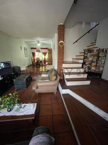 Venta Casa 5 Ambientes - Padua Centro - Con Parque Y Pileta