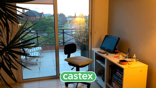 Casa A La Venta, Al Lago, Con Increíble Espejo De Agua En El Barrio Los Castores. Nordelta.