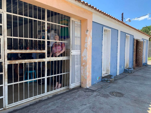 Casa Quinta Con Local Comercial, Con Amplios Espacios Para Su Disfrute Familiar, Excelente Opcion Para Iniciar Cualquier Tipo De Negocio Con Un Terreno De 1.070. Mtrs Q