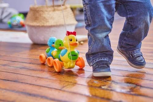 Imagen 4 de 6 de Arrastre Patitos Didactico Con Sonido Familia Tomy 92114 Edu