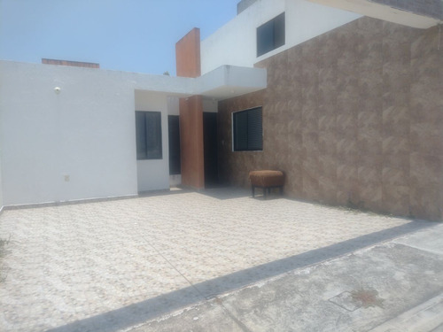 Casa De Un Piso, 3 Recámaras, Frac. Lomas De La Rioja