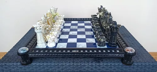 Fileiras de peças de xadrez preto e branco do filme harry potter em frente  uma da outra no tabuleiro - são petersburgo, rússia, junho de 2021.