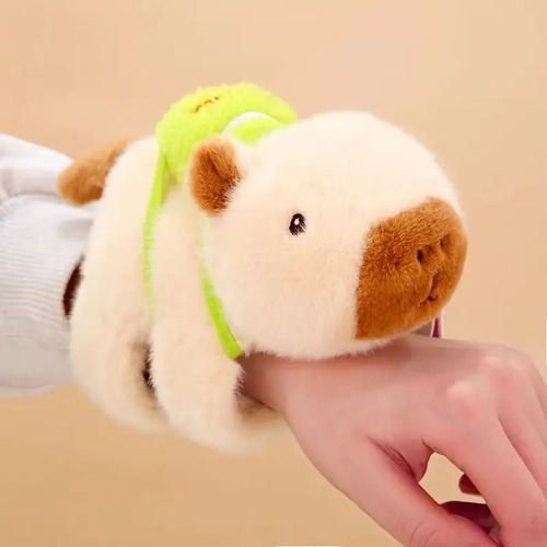 Peluche De Capibara Brazalete Que Te Abraza Con Su Mochilita