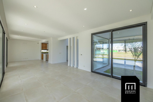 Casa En Venta En Terralagos, Canning