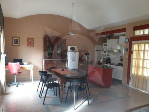 Imagen 1 de 8 de ::: Eib Vende Hermosa Casa Interna :::