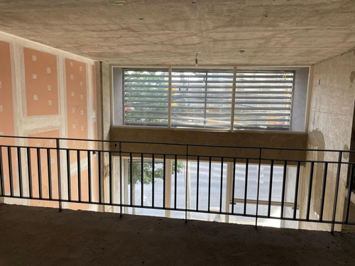 Arriendo Local Comercial De 107,48 M2 + 62,94 M2 De Altillo,