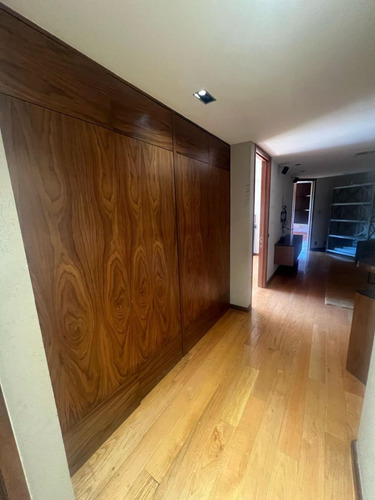 Bosque De Las Lomas, Espacioso Departamento Remodelado De 330m2, Vista Arbolada, Sala-comedor, Bar, Baño De Visitas, Sala De T.v. 3 Amplias Recamaras Con Baño Cada Una, Vestidores, Cocina Equipada, Ár