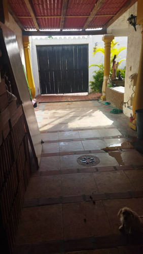Casa De 3 Habitaciones, 2 Baños Y 3 Estacionamientos.