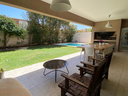 Casa 4 Dorm, Patio Y Pileta En Jardín Claret - Zona Norte - Apto Credito