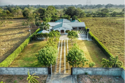 El Paraíso Cerca A La Ciudad: Casa Campestre De 1 Hectárea Con 1200 M2 Construidos En Montería