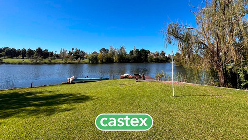 Casa A La Venta, Al Lago, Con Increíble Espejo De Agua En El Barrio Los Castores. Nordelta.