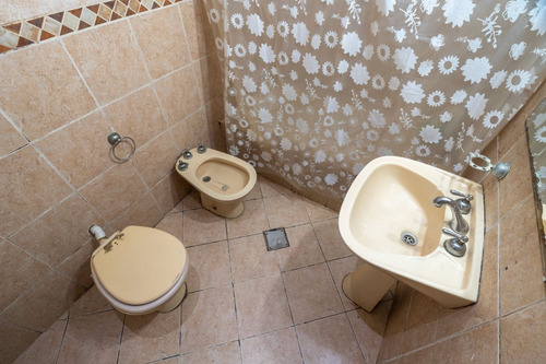 Venta Casa Con Fondo , Quincho Y Cochera En Wilde