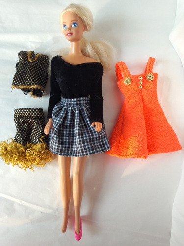 Muñeca Barbie, Mattel, Falda Azul Blusa Negra Vintage 90's (Usado)