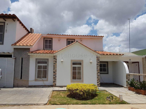 En Venta Hermosa Casa En Conjunto Privado En Coro