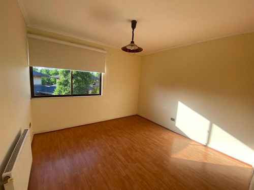 Casa En Venta De 4 Dorm./3 Baños/pieza Y Baño De Servicio