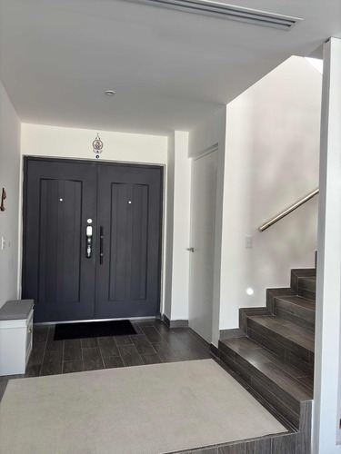 Casa Amueblada En Lausana Incluye Auto Tesla Model Y 2024