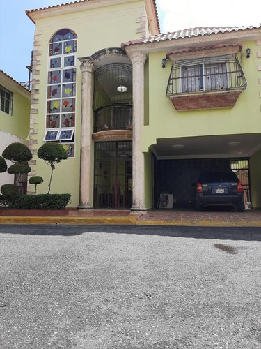 Casa En Los Trinitarios En Venta En Res. Cerrado Con Seguridad Cerca De La Charles Y La Mella 