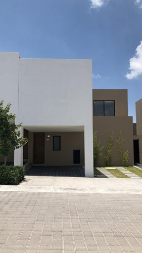 Se Vende Casa En Zibatá, Alberca, Jardín, 3 Recamaras, 2.5 B