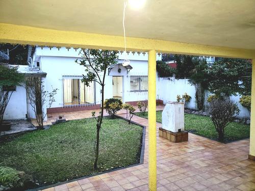 Alquiler Casa 4 Ambientes/ Jardin-parrilla Cubierta,cochera.